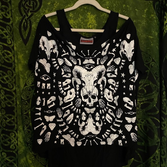 Cold Shoulder Patchwork Pleated T-Shirt main image 1
